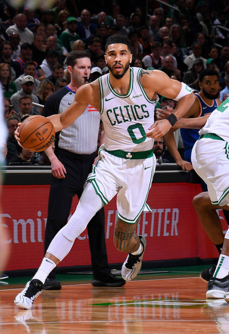 比赛局势复杂首场状态出色，德国队观众沸腾！，塔图姆重返赛场上演精彩一战的简单介绍