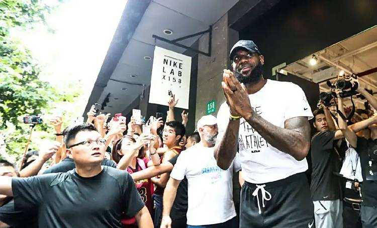 巴黎圣日耳曼前途光明！，詹姆斯新星重要助攻表现突出引发球迷热议的简单介绍