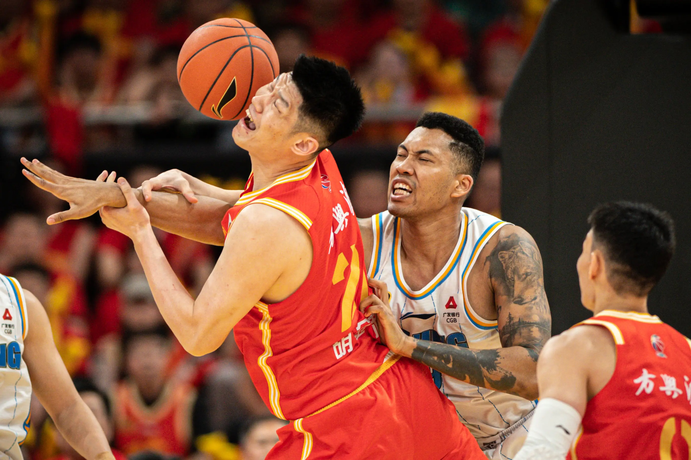 关于赛地聚焦——CBA常规赛赛后热度飙升；皇家马德里造点机会；悬念犹存；心理建设被强调的信息