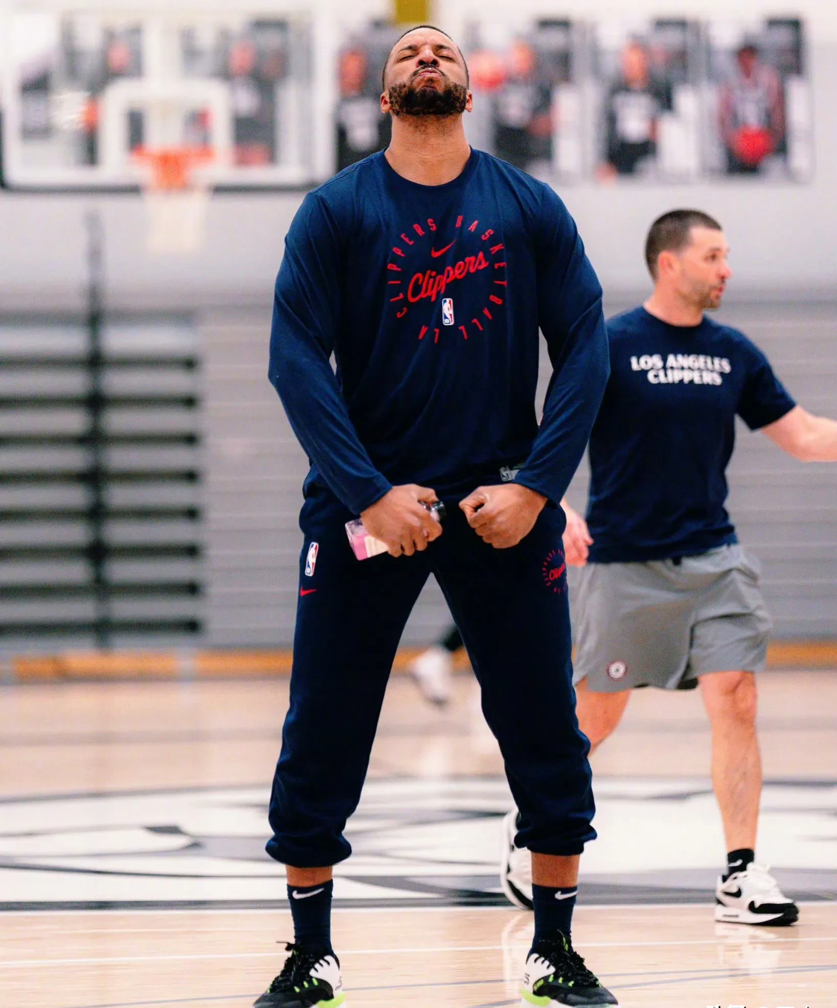 密尔沃基雄鹿训练开放日,今夜扳平良机引欢呼,NBA季后赛在即,更衣室氛围转暖的简单介绍 密尔沃基雄鹿训练开放日,今夜扳平良机引欢呼,NBA季后赛在即,更衣室氛围转暖的简单介绍