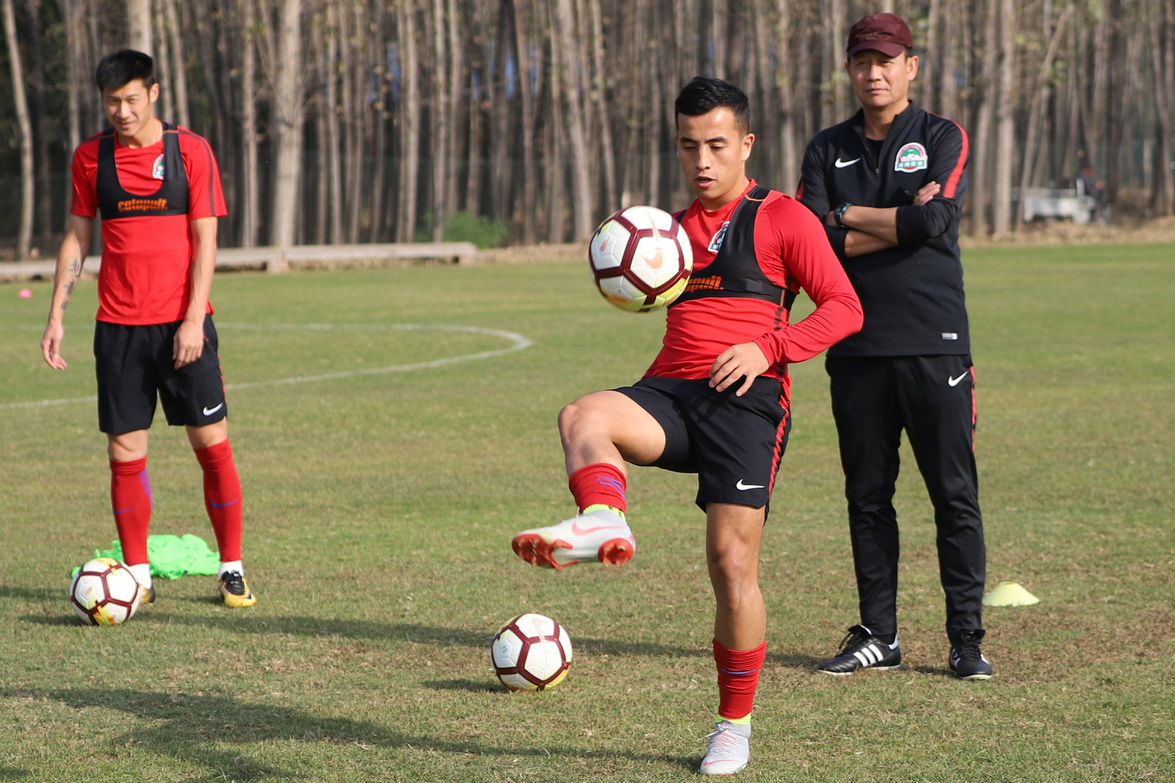 西汉姆发布备战花絮，今晨战术微调，亚冠任务艰巨，训练强度明显提升的简单介绍