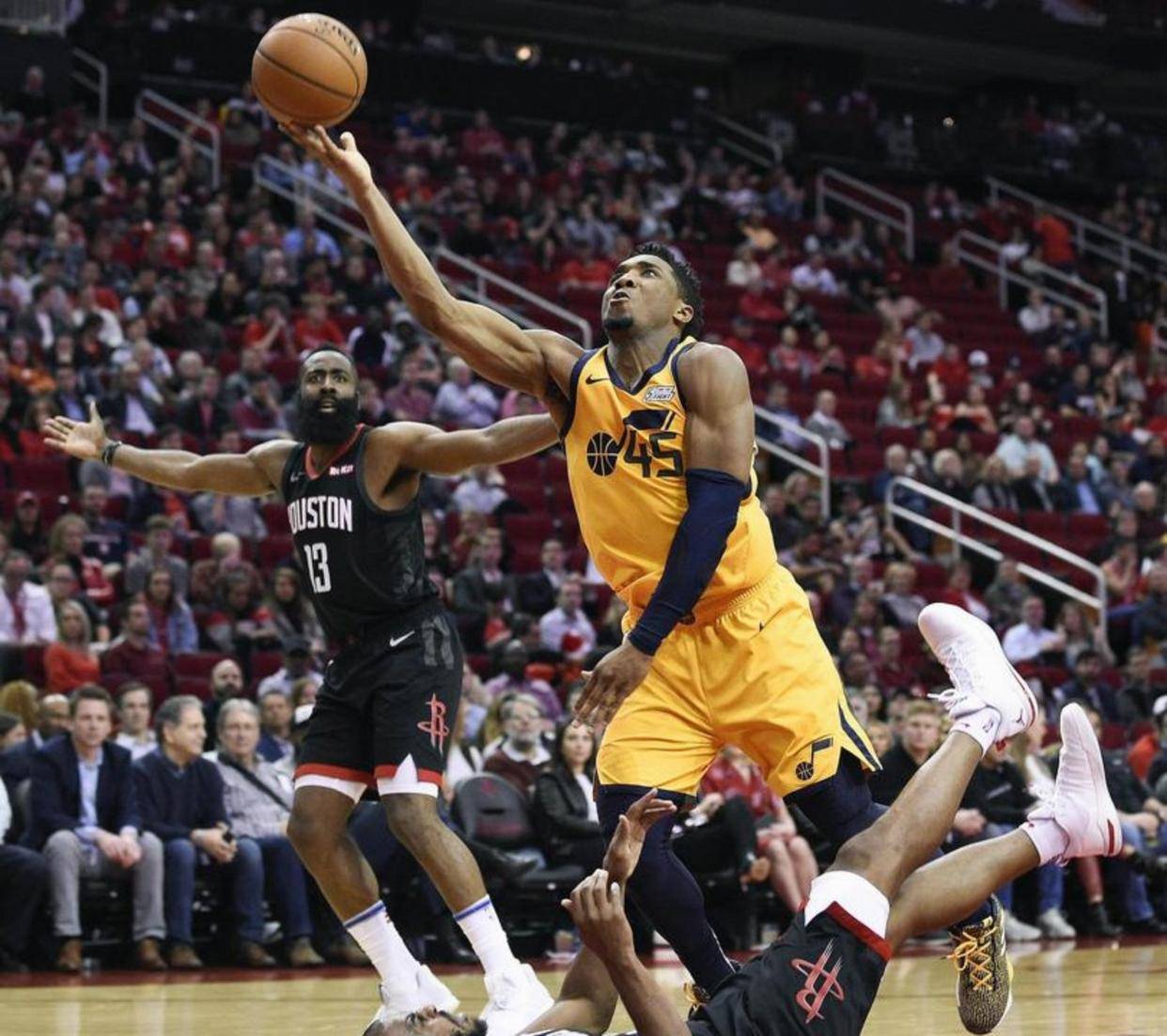 莱万多夫斯基新星惊险取胜表现惊艳杜兰特在MAD比赛中比分优势明显，费城76人迎来里程碑备战足总杯都惊呆了